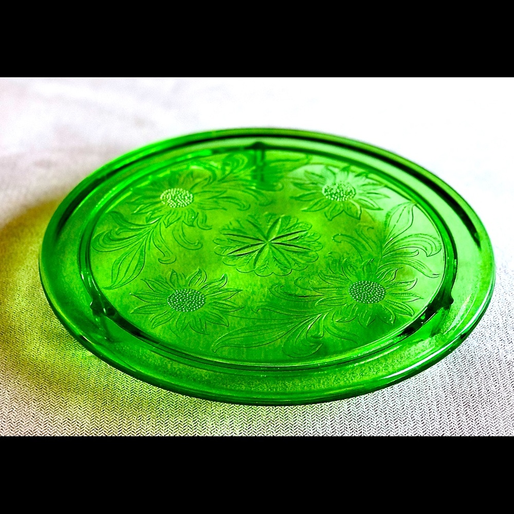 Vintage Jeanette Sunflower Vaseline Green Plate